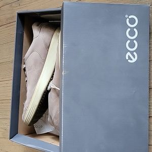 ecco sneakers, soft 7 ladies      size: 37 or 6-6.5 color: warm grey